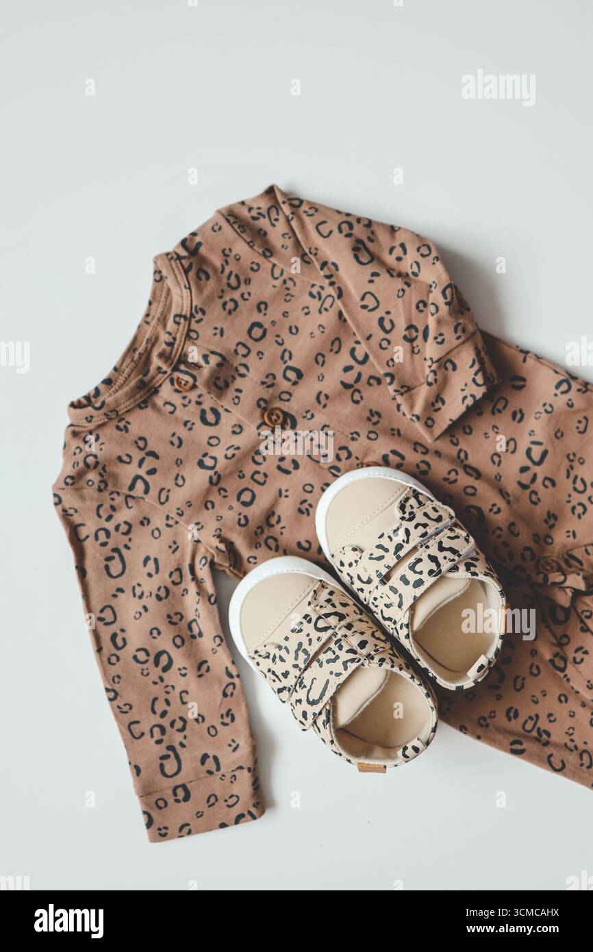 Baskets et body en imprimé tigre, vêtements pour enfants. Banque D'Images
