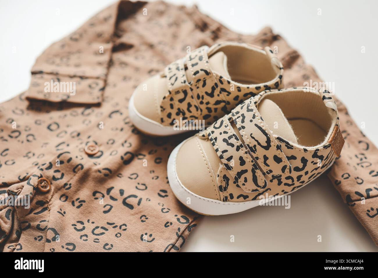 Baskets et body en imprimé tigre, vêtements pour enfants. Banque D'Images