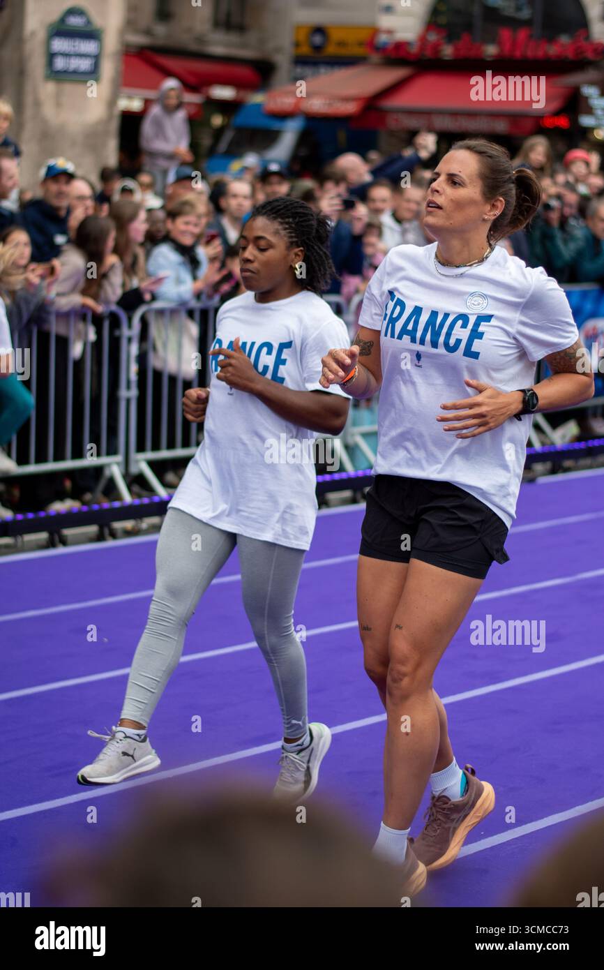 Sarah-Léonie Cysique et Laure Manaudou s'échauffent lors d'une exposition à la fête du Sport à Paris, le 14/09/2025 Banque D'Images