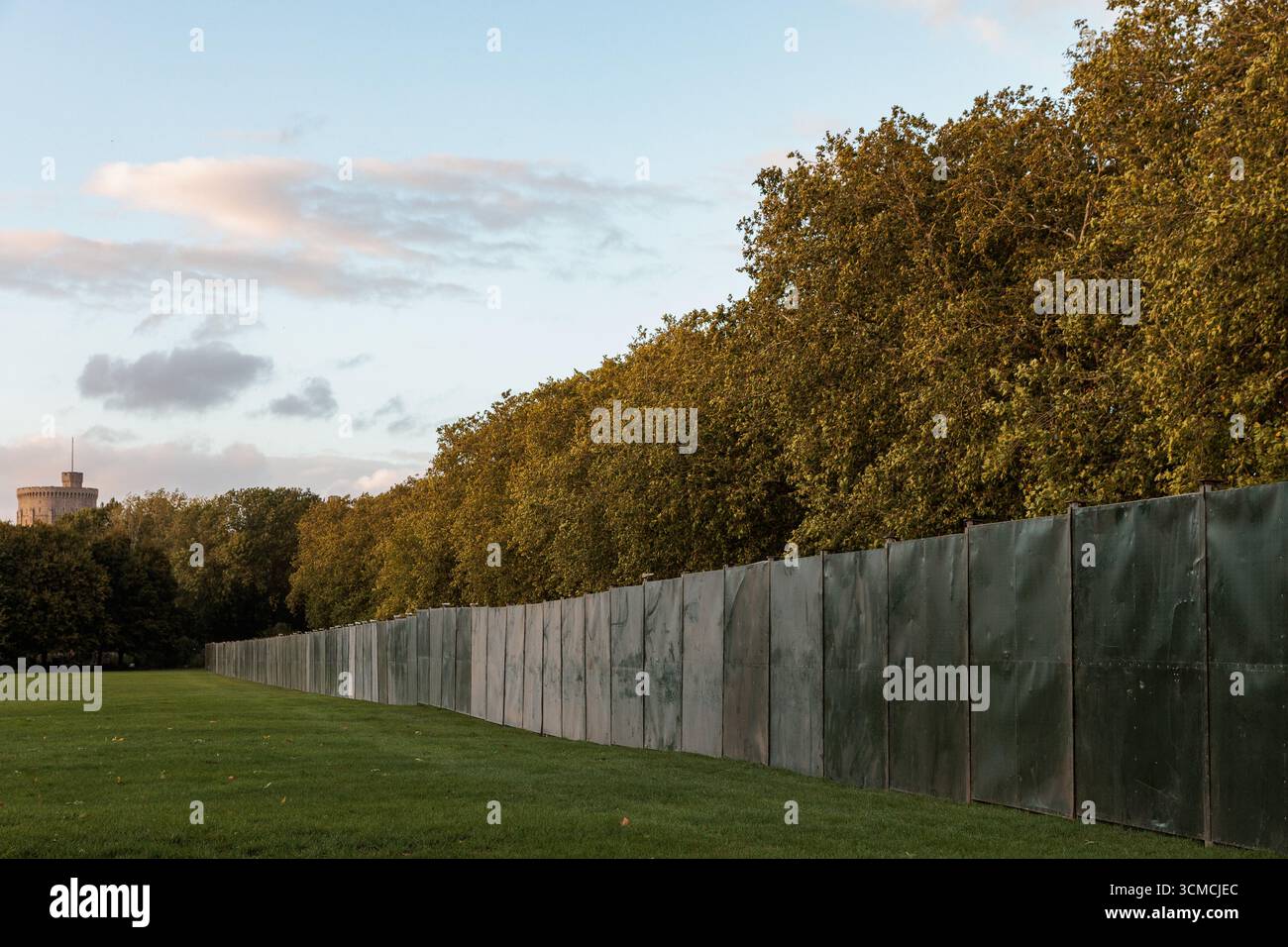 Windsor, Royaume-Uni. 15 septembre 2025. Une barrière de sécurité verte nouvellement installée est photographiée dans le Grand Parc de Windsor en face du château de Windsor avant la deuxième visite d’État du président américain Donald Trump et de la première dame Melania Trump. Le président Trump et son épouse séjourneront au château de Windsor en tant qu’invités du roi Charles III et de la reine Camilla à partir du 17 septembre. Crédit : Mark Kerrison/Alamy Live News Banque D'Images