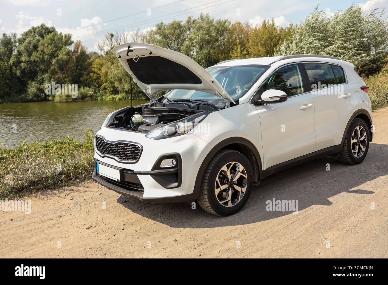 Ouvrez le capot de la voiture sur la route. Banque D'Images