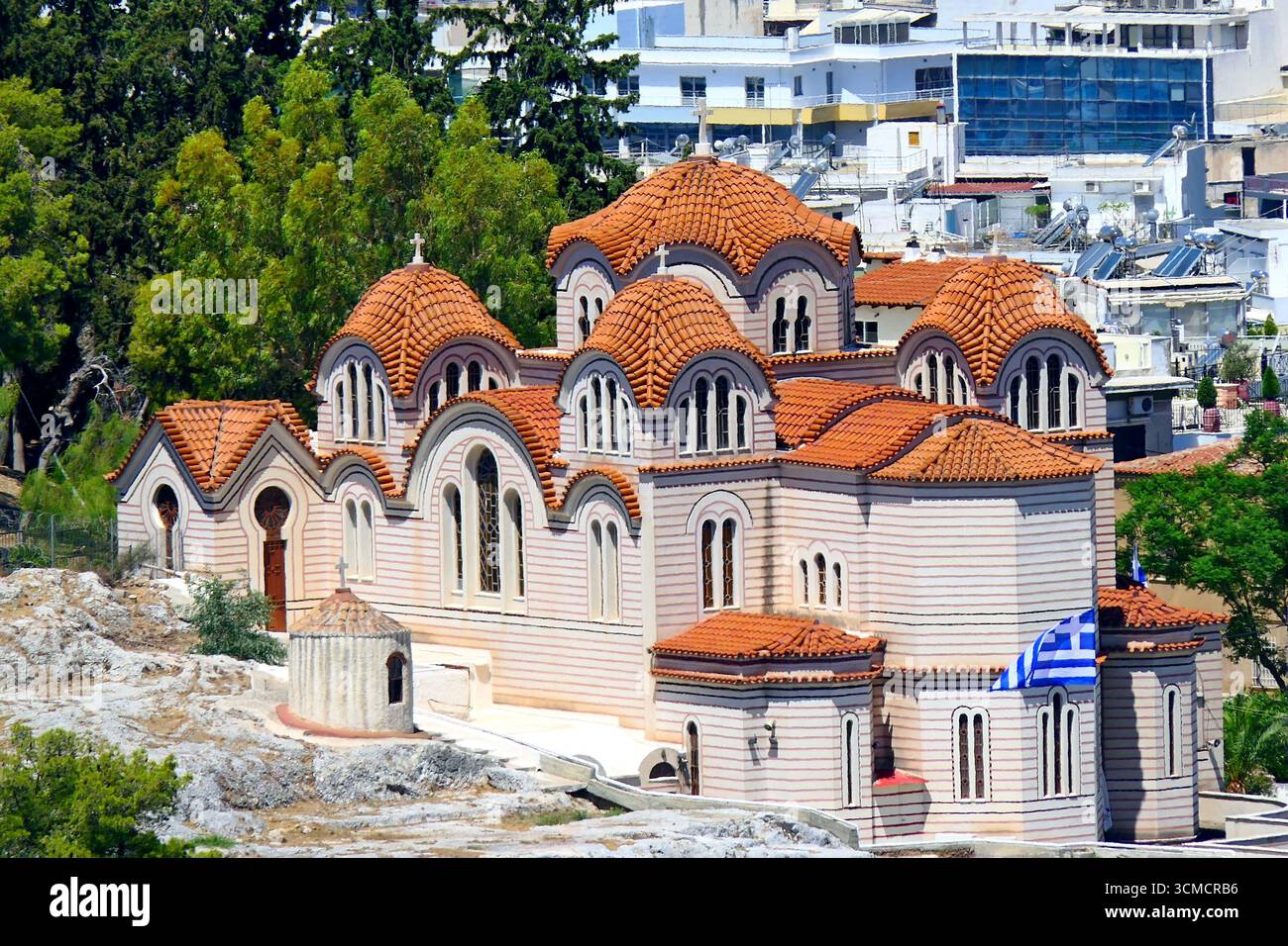 L'église rayée d'Agia Marina avec des dômes de carrelage rouge et élégant style architectural byzantin sur la colline des Nymphes dans l'ancienne Athènes, Grèce Banque D'Images