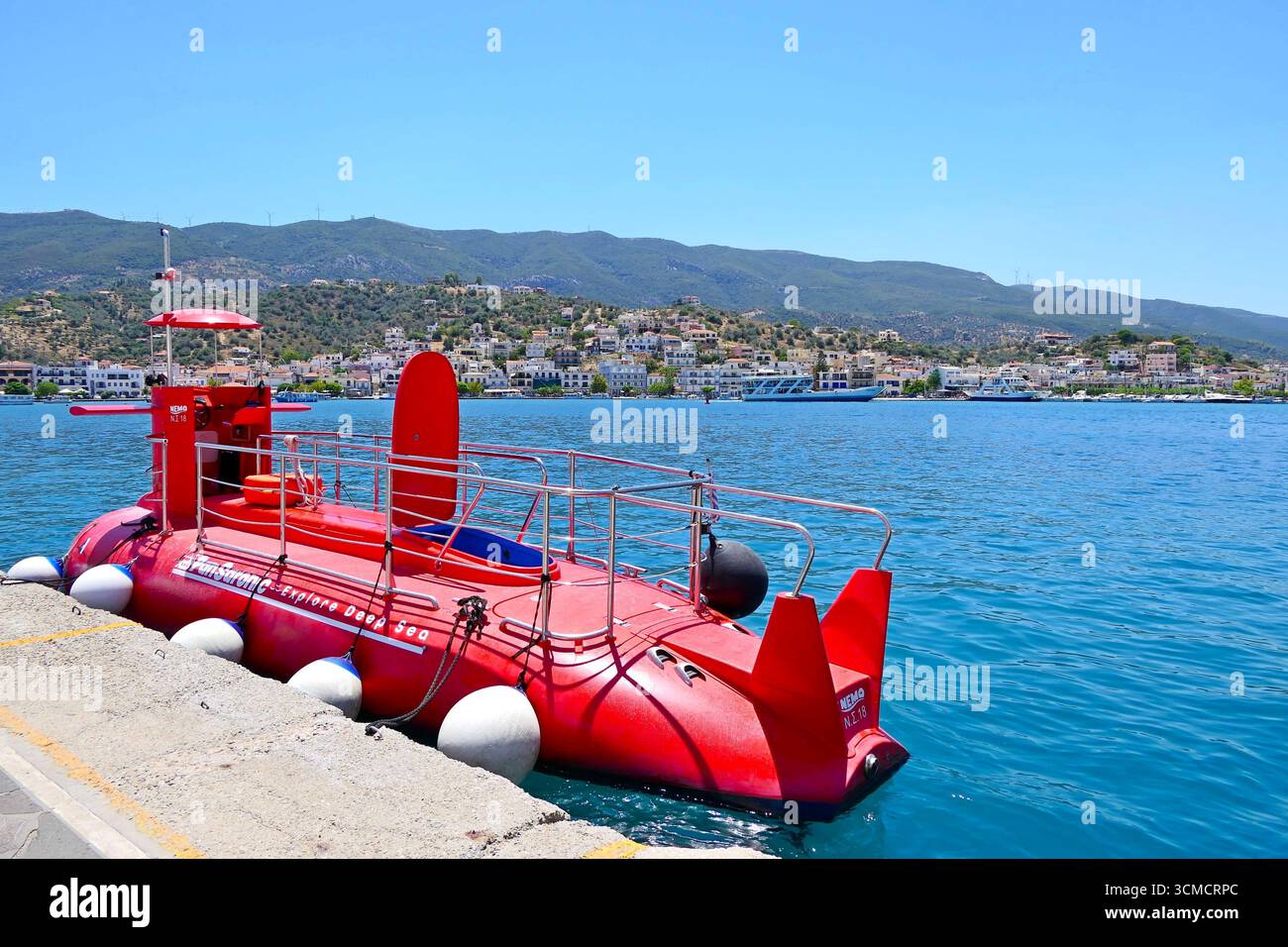Le semi-sous-marin rouge Pansaronic Nemo pour une excursion sous-marine dans le port de l'île de Poros, en Grèce Banque D'Images