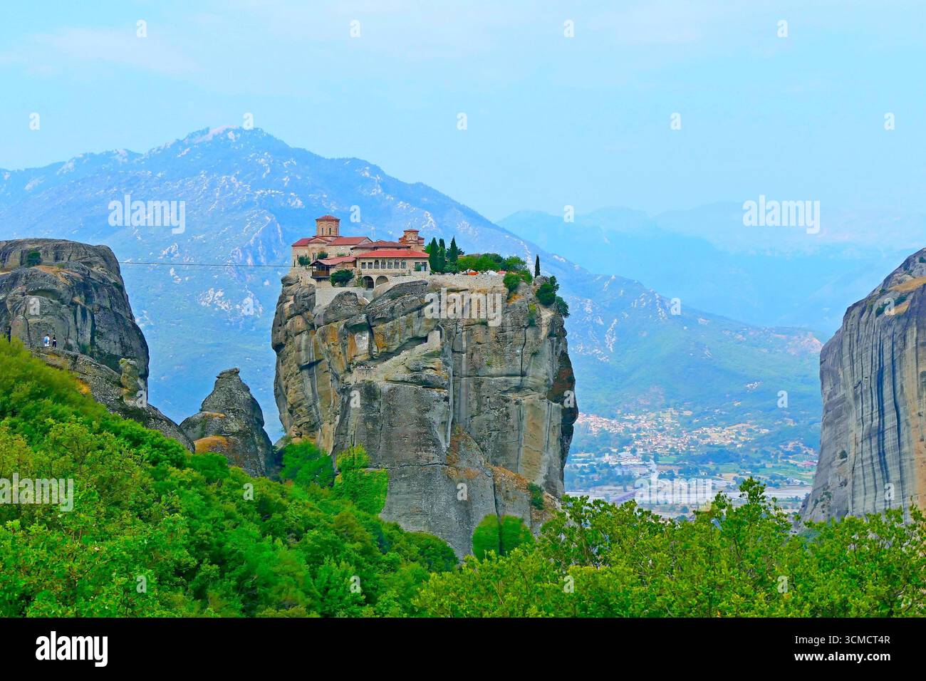 Vue pittoresque du monastère orthodoxe masculin de la Sainte Trinité sur le sommet de la haute falaise des Météores, Grèce Banque D'Images