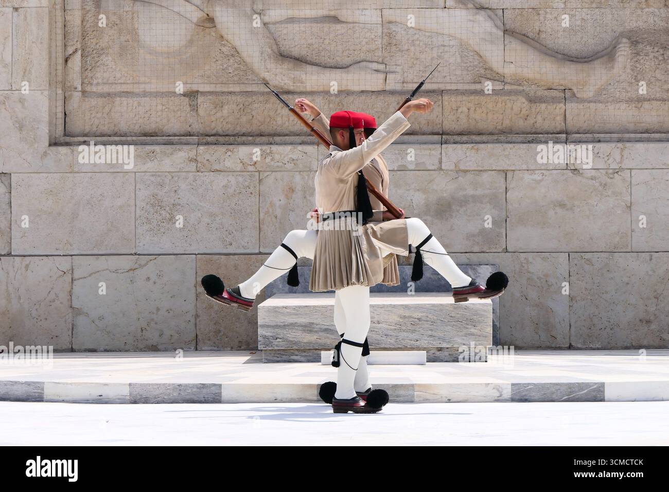 La synchronicité unique des mouvements de deux Evzones de la Garde présidentielle lors de la cérémonie traditionnelle sur la place Syntagma à Athènes Banque D'Images