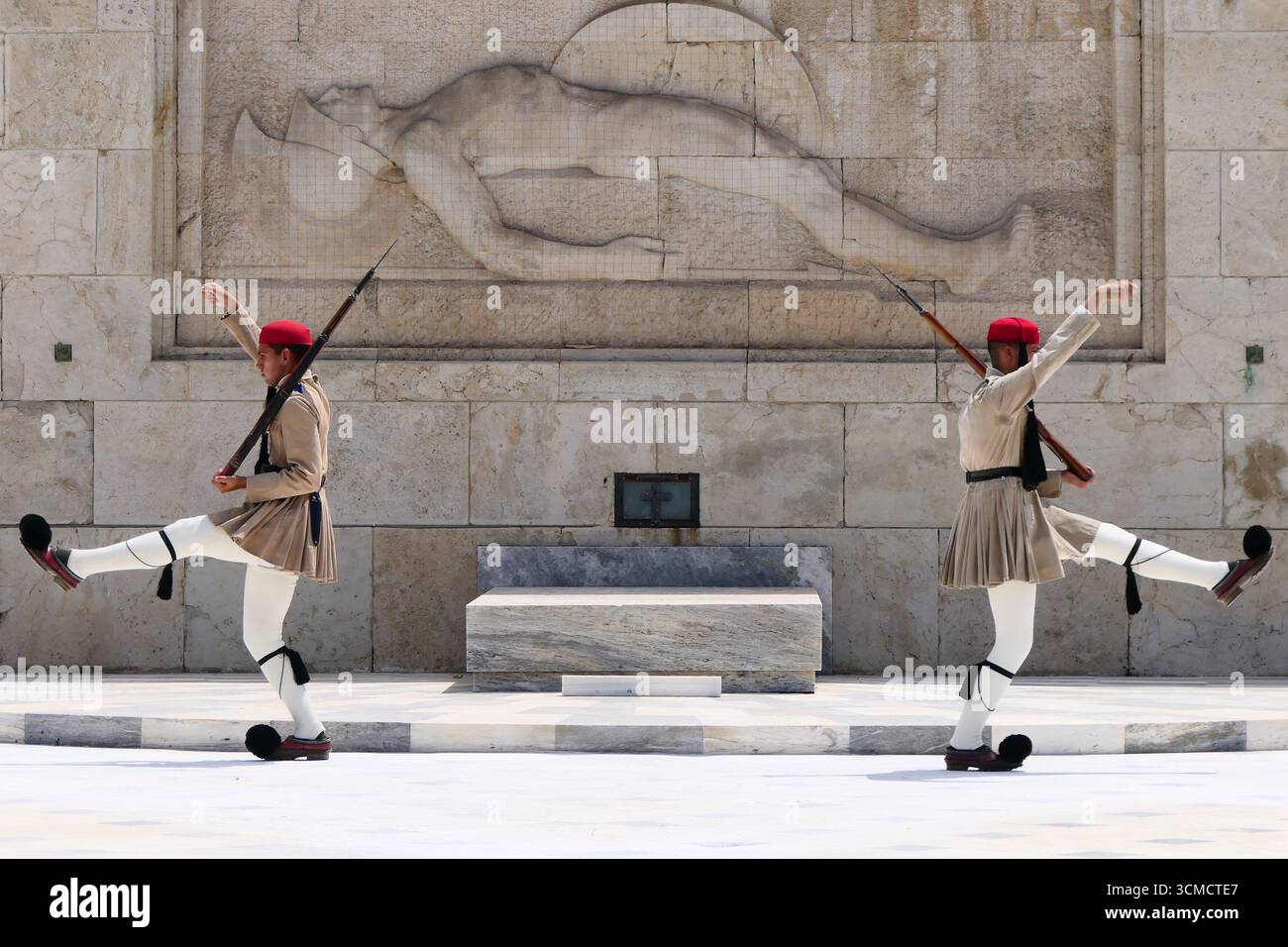 L'impressionnante cérémonie de relève de la garde au tombeau du soldat inconnu sur la place Syntagma à Athènes, en Grèce Banque D'Images
