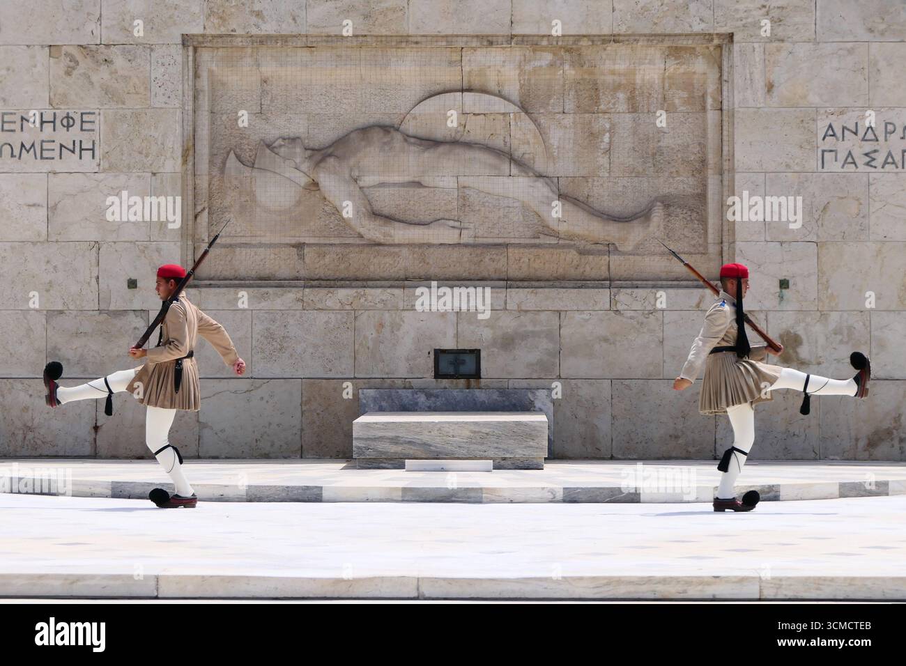 La traditionnelle relève de la cérémonie de la garde d'honneur au tombeau du soldat inconnu sur la place Syntagma à Athènes, Grèce Banque D'Images