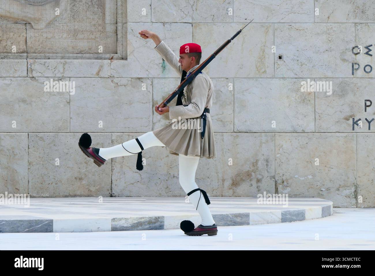 Un Evzon de la Garde présidentielle dans son uniforme quotidien couleur sable avec une jupe fustanela et des bottes à clous avec pompons, Athènes, Grèce Banque D'Images