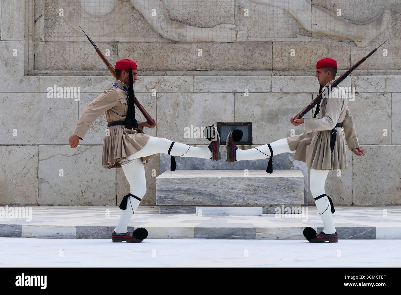 Beau Evzones de la Garde présidentielle au Tombeau du soldat inconnu exécutant une synchronicité étonnante, Athènes, Grèce Banque D'Images