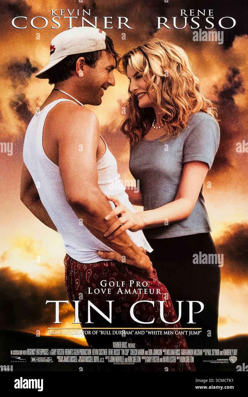 Tin Cup (1996) réalisé par Ron Shelton et mettant en vedette Kevin Costner, Rene Russo et Don Johnson. Un pro de golf échoué tente de se qualifier pour l’US Open tout en tombant amoureux de la petite amie de son rival dans cette comédie sportive romantique. Photographie d'une affiche américaine originale de 1996 À USAGE ÉDITORIAL EXCLUSIF. Crédit : BFA / Warner Bros Banque D'Images