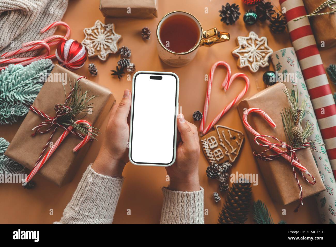 Téléphone avec écran isolé sur fond de cadeaux de Noël. Banque D'Images Téléphone avec écran isolé sur fond de cadeaux de Noël. Banque D'Images