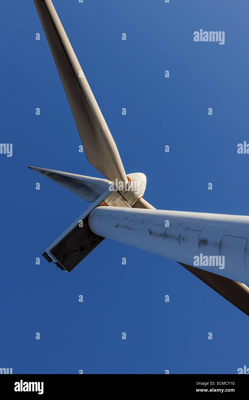 Vue rapprochée d'une éolienne moderne contre un ciel bleu clair. Technologie des énergies renouvelables et concept de production durable d'électricité. Banque D'Images Vue rapprochée d'une éolienne moderne contre un ciel bleu clair. Technologie des énergies renouvelables et concept de production durable d'électricité. Banque D'Images