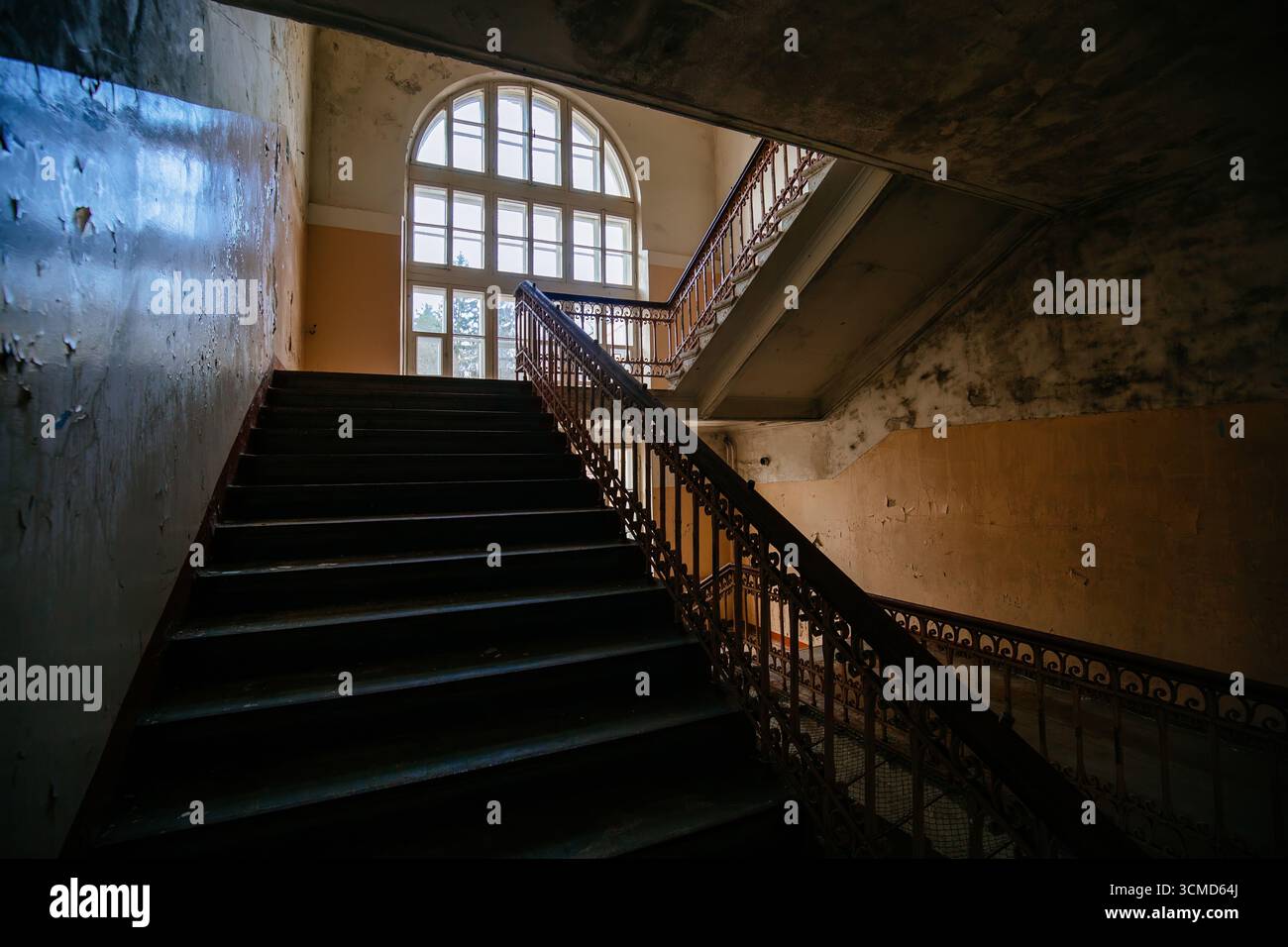 Vieil intérieur sombre abandonné de l'hôpital. Banque D'Images
