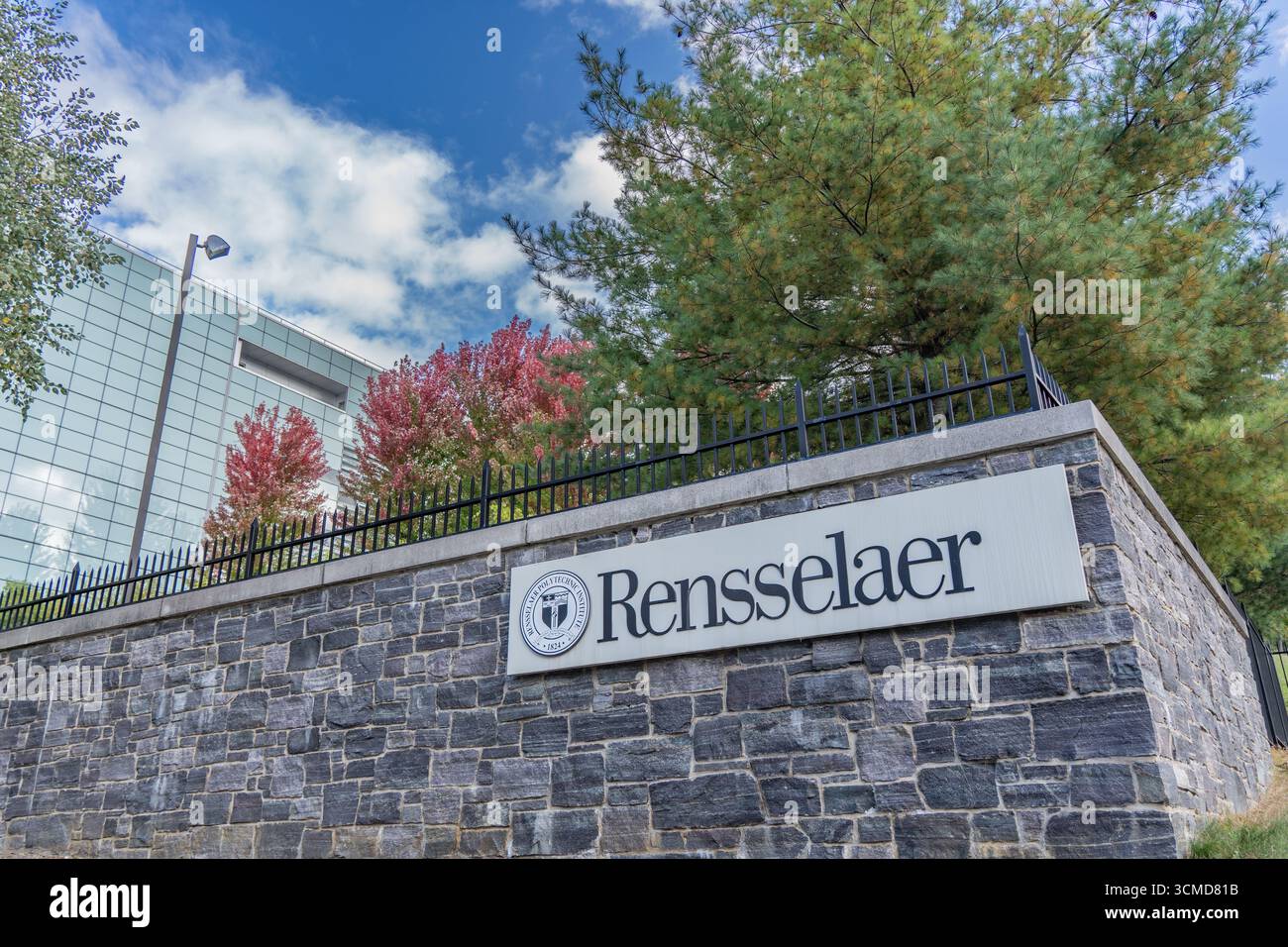 Troy, New York – 9 octobre 2024 : panneau d'entrée du Rensselaer Polytechnic Institute (RPI) à Troy, New York, une université de premier plan dans le domaine de la science et de l'ingénierie Banque D'Images