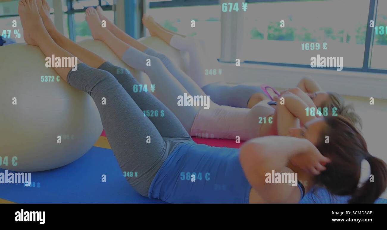 Exécution de crunches trois femmes en tenue athlétique sur des balles de stabilité en studio avec des fenêtres et des tapis Banque D'Images