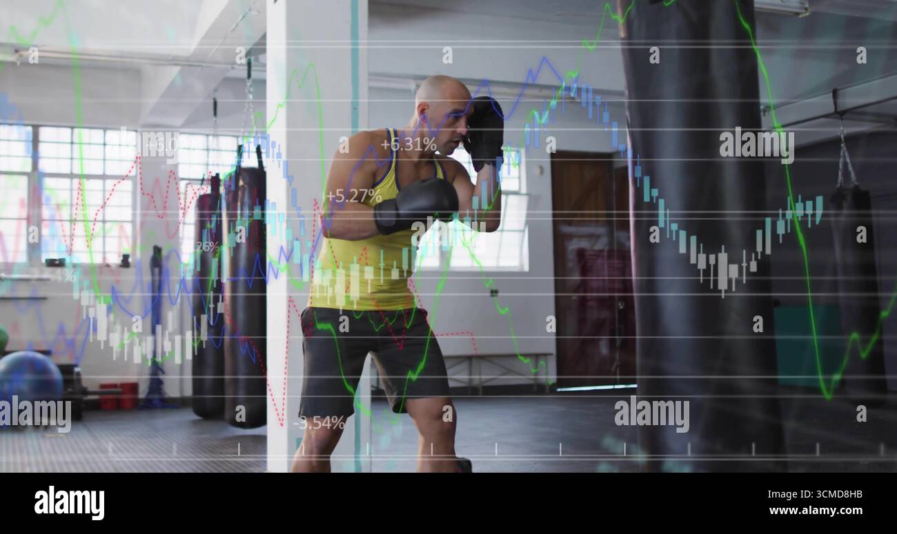 Boxeur de poinçonnage portant un débardeur jaune, gants de boxe à la salle de gym d'entraînement, avec sac lourd, espace de copie Banque D'Images