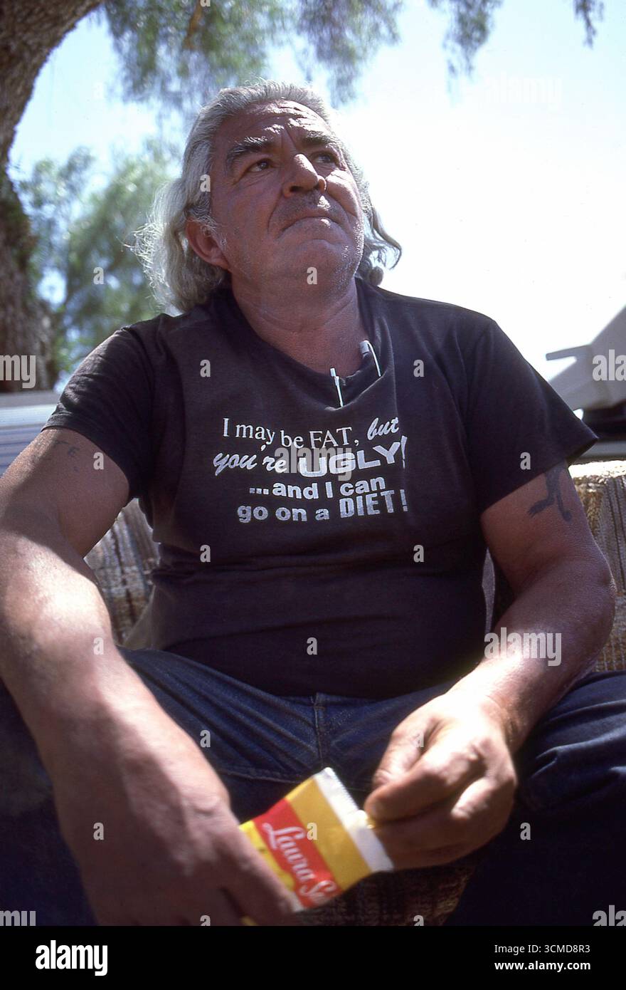 Nouveau Mexique, États-Unis, approx. 1996. Homme local d'origine amérindienne. Homme portant un t-shirt disant "je peux être gros, mais tu es laid, et je peux aller au régime". Banque D'Images
