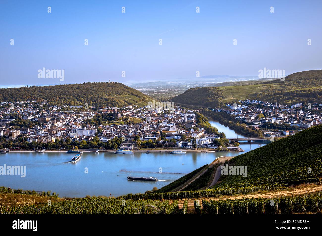 Vue panoramique de Prague au coucher du soleil avec ponts historiques et reflets fluviaux. Idéal pour les thèmes de voyage, éditorial et lifestyle mettant en valeur Europea Banque D'Images