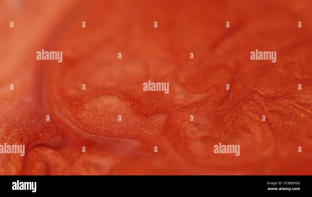 Versement d'encre. Fond scintillant. Defocus orange couleur dorée peinture ronde d'huile taches d'eau liquide texture coulant sur abstrait compris Banque D'Images