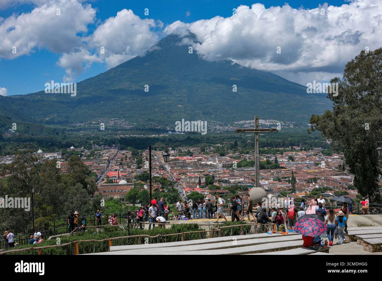 Antigua Guatemala, Guatemala - 29 juin 2025 : vues du volcan Agua depuis le Cerro de la Cruz à Antigua Guatemala, Guatemala. Banque D'Images