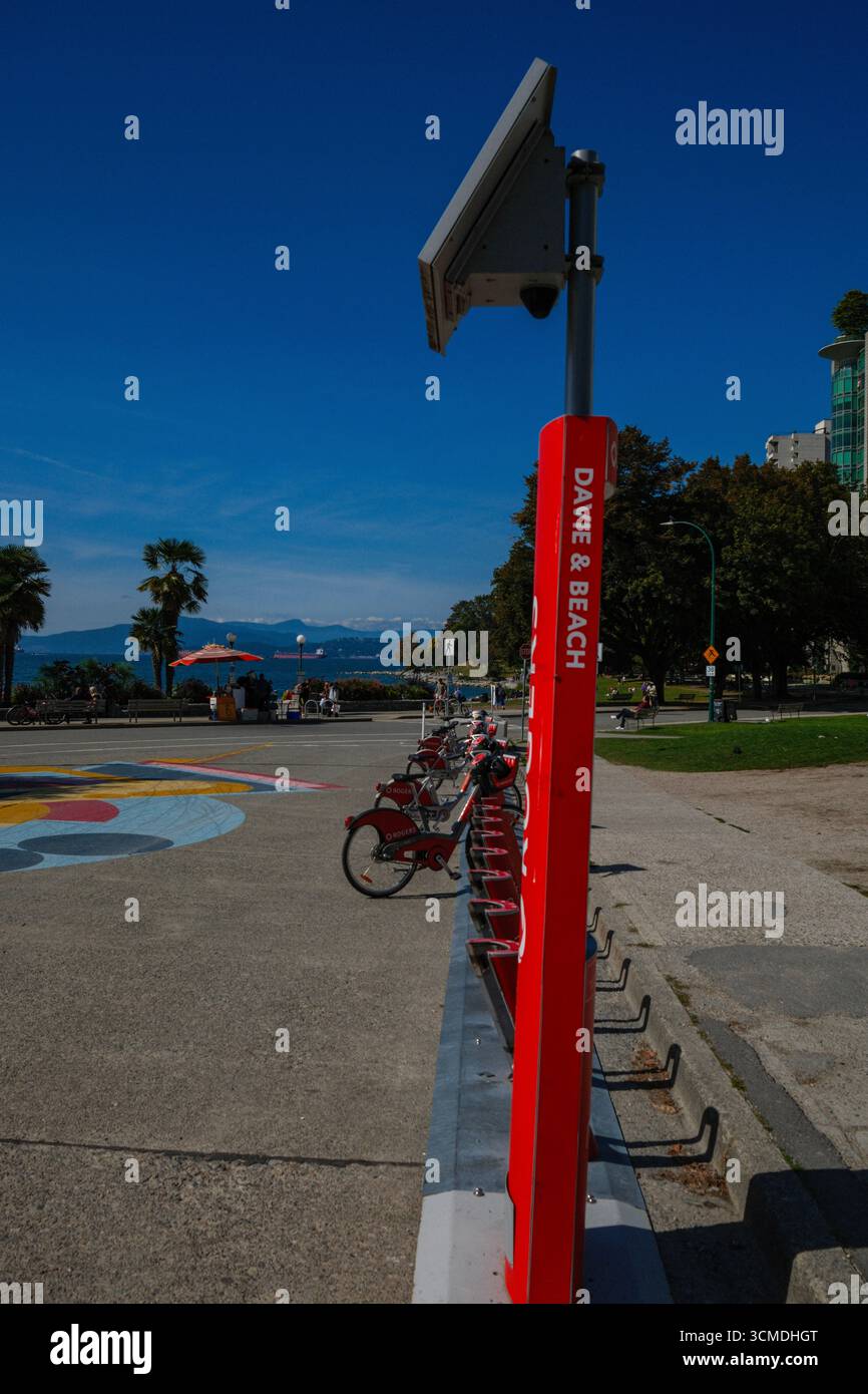 Une rangée de motos Mobi dans le programme de partage de vélos par English Bay, Vancouver, C.-B. Banque D'Images
