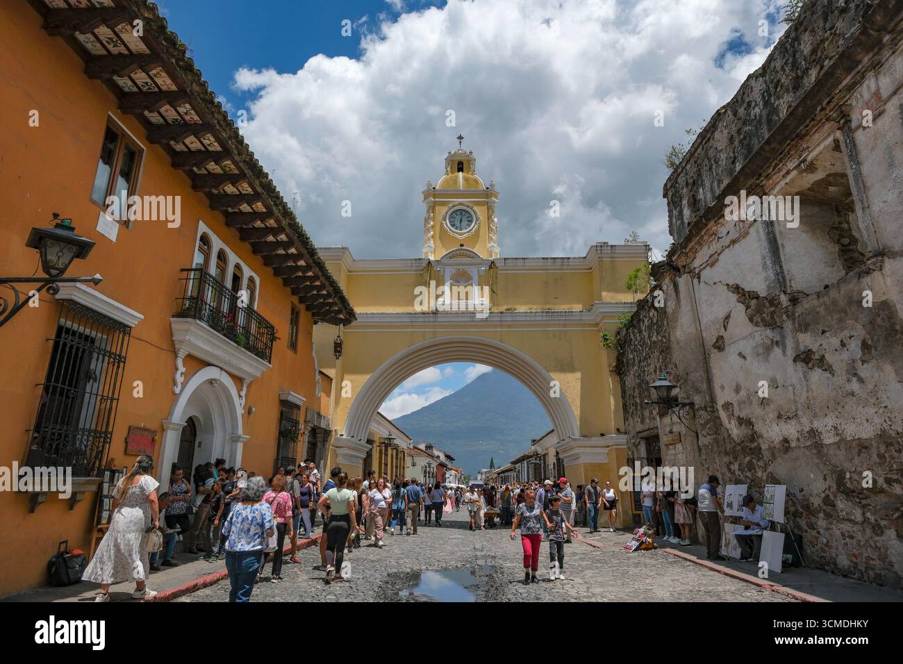 Antigua Guatemala, Guatemala - 29 juin 2025 : touristes visitant l'Arc de Santa Catalina à Antigua Guatemala, Sacatepequez, Guatemala. Banque D'Images