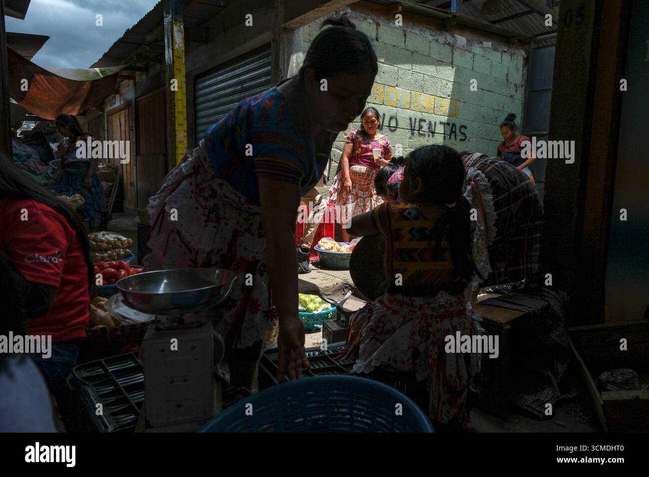 Antigua Guatemala, Guatemala - 30 juin 2025 : femmes vendant des légumes au marché central d'Antigua Guatemala, Sacatepequez, Guatemala. Banque D'Images