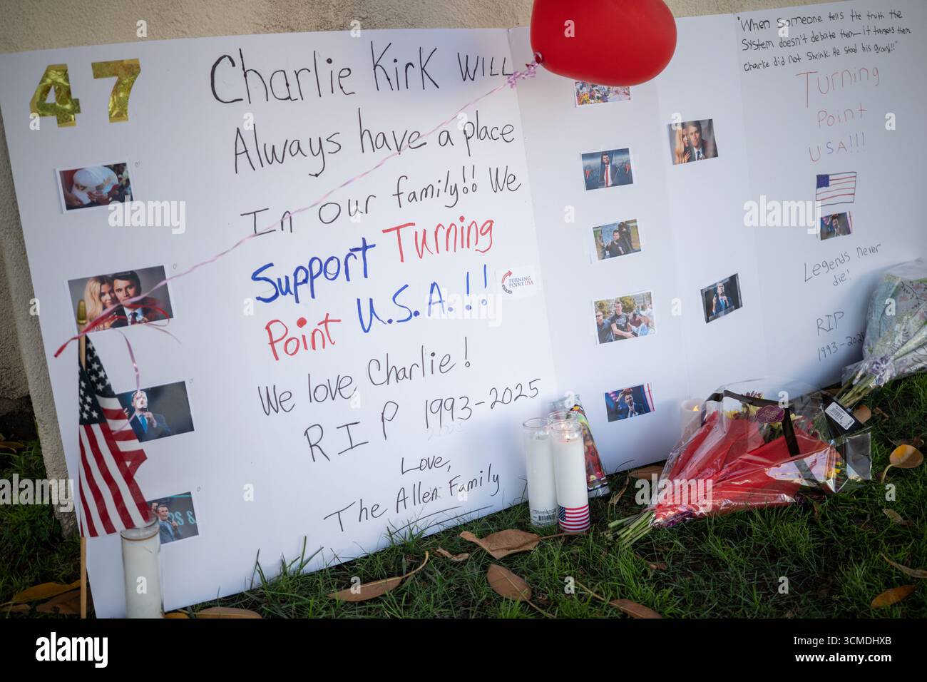 Beverly Hills, États-Unis. 14 septembre 2025. Un panneau dit : « Charlie Kirk aura toujours une place dans notre famille ! Nous soutenons Turning point US ! Nous aimons Charlie. » Alors que les gens assistent à une veillée et un rassemblement pour le militant politique conservateur Charlie Kirk à Beverly Hills. Kirk, âgé de 31 ans, a été tué par balle alors qu'il s'adressait à une foule nombreuse à l'Université de l'Utah Valley dans la ville d'Orem le 10 septembre. (Photo de Derek French/SOPA images/SIPA USA) crédit : SIPA USA/Alamy Live News Banque D'Images