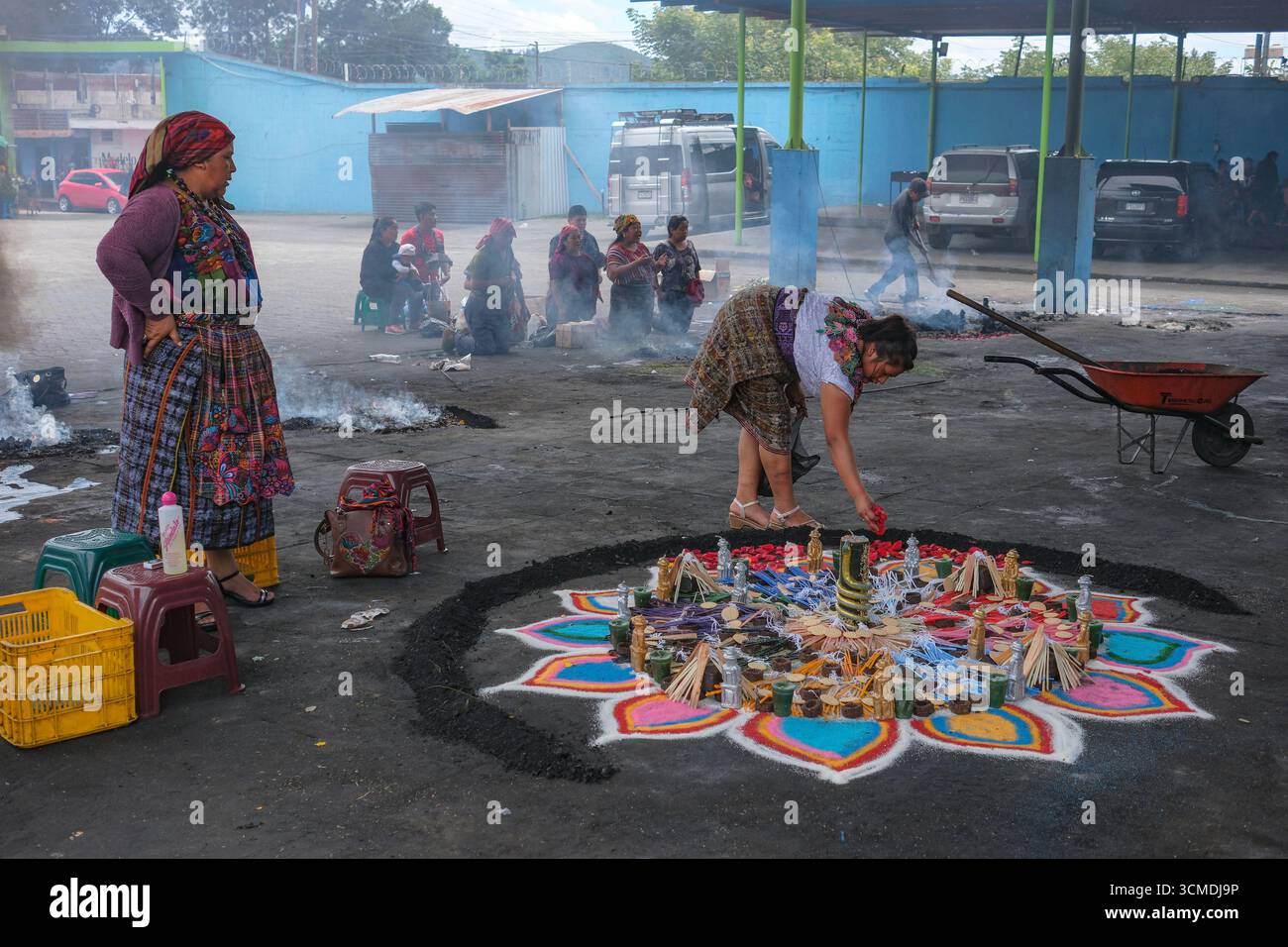 San Andres Itzapa, Guatemala - 1er juillet 2025 : pèlerins au temple de San Simon aussi connu sous le nom de Maximon à San Andres Itzapa, Guatemala. Banque D'Images