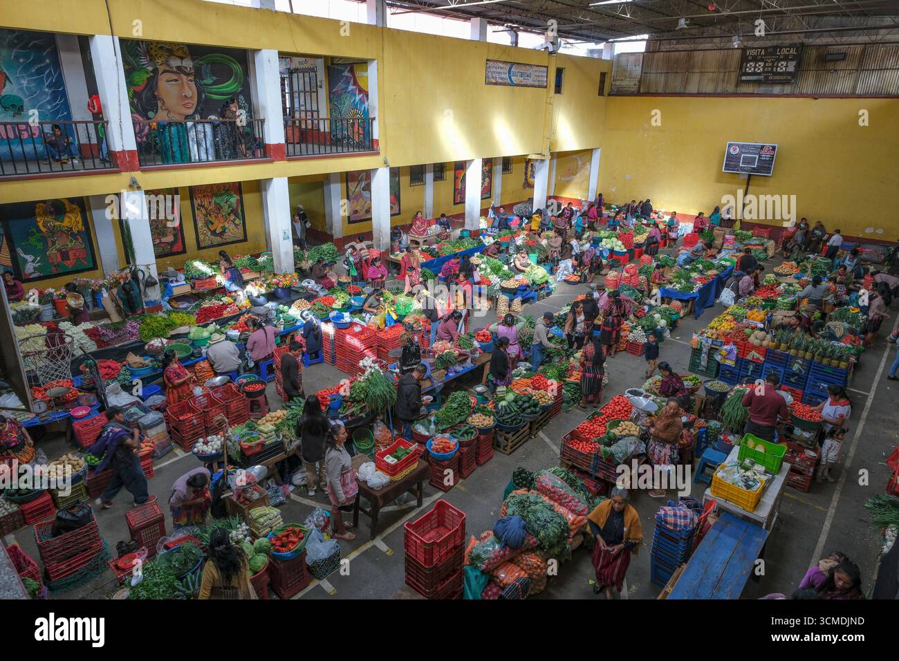 Chichicastenango, Guatemala - 3 juillet 2025 : les gens vendent des légumes au marché Santo Tomas à Chichicastenango, Guatemala. Banque D'Images