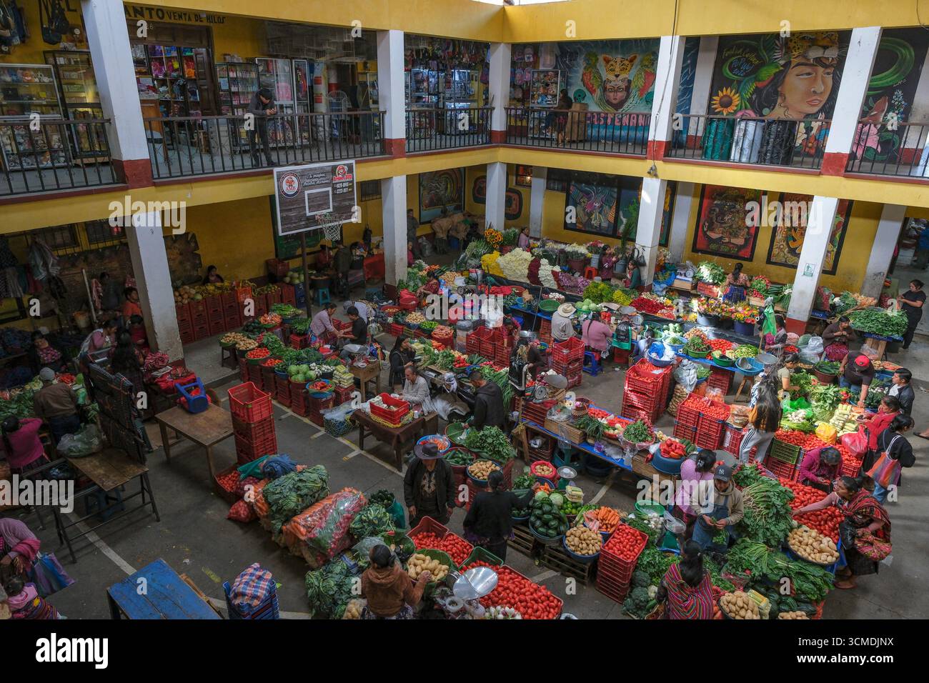 Chichicastenango, Guatemala - 3 juillet 2025 : les gens vendent des légumes au marché Santo Tomas à Chichicastenango, Guatemala. Banque D'Images