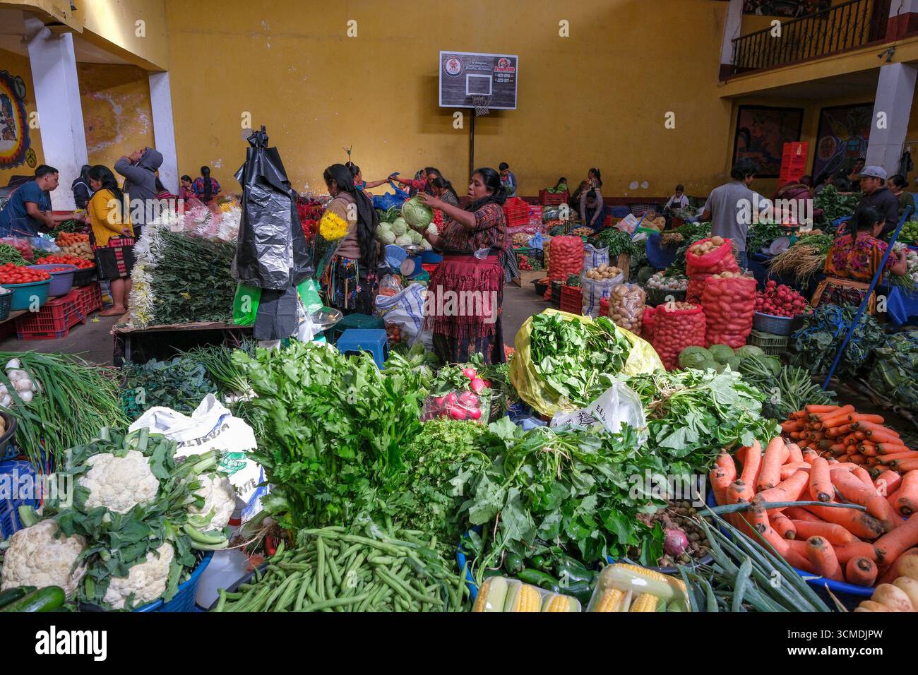 Chichicastenango, Guatemala - 3 juillet 2025 : les gens vendent des légumes au marché Santo Tomas à Chichicastenango, Guatemala. Banque D'Images