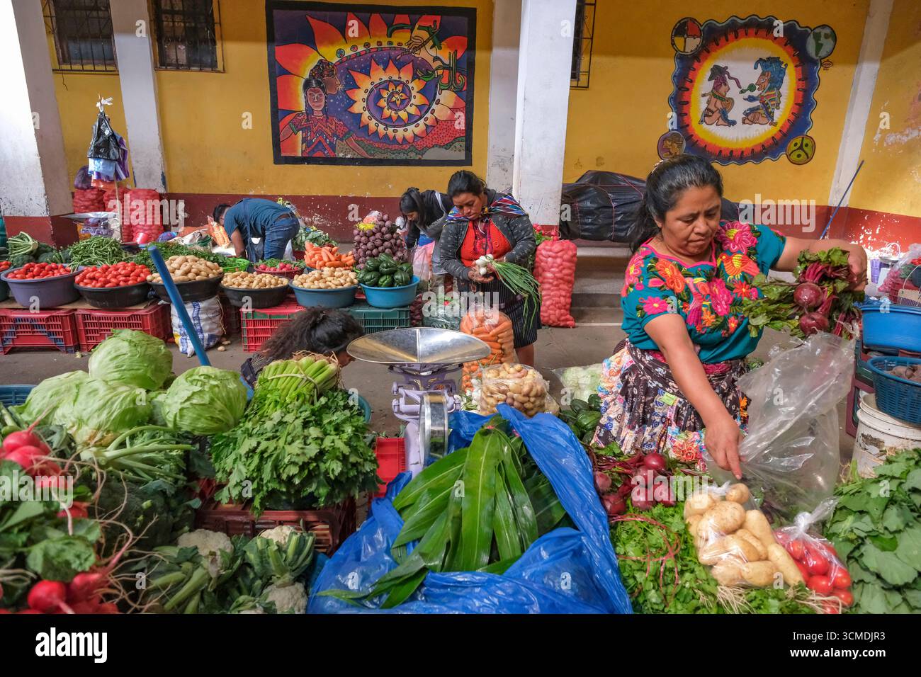 Chichicastenango, Guatemala - 3 juillet 2025 : les gens vendent des légumes au marché Santo Tomas à Chichicastenango, Guatemala. Banque D'Images