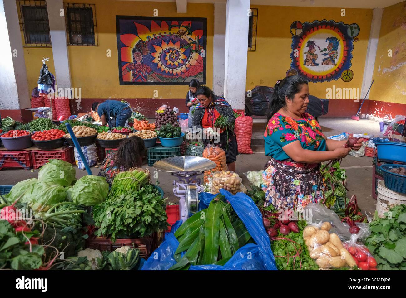 Chichicastenango, Guatemala - 3 juillet 2025 : les gens vendent des légumes au marché Santo Tomas à Chichicastenango, Guatemala. Banque D'Images