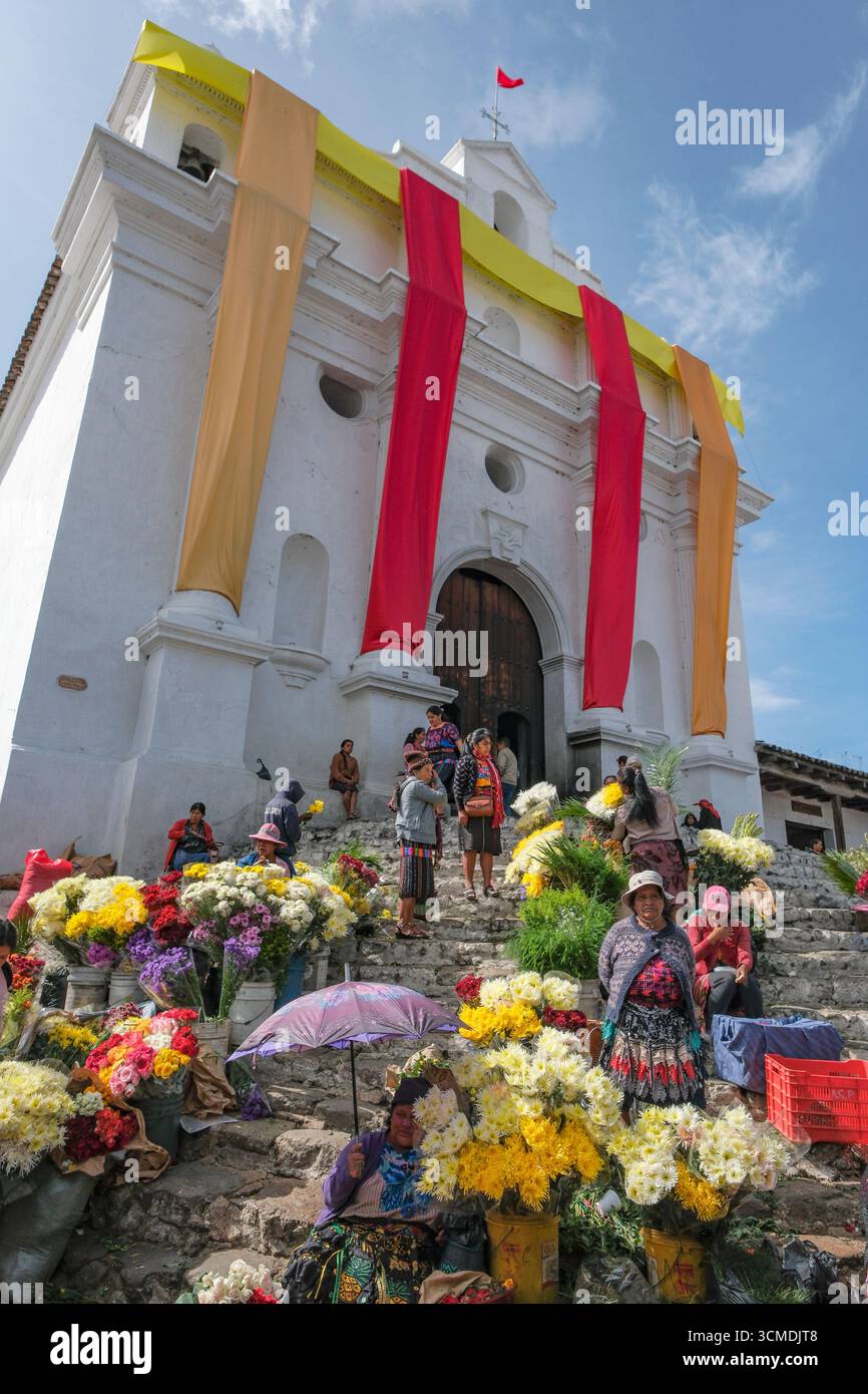 Chichicastenango, Guatemala - 3 juillet 2025 : les gens vendent des fleurs au marché Santo Tomas à Chichicastenango, Guatemala. Banque D'Images