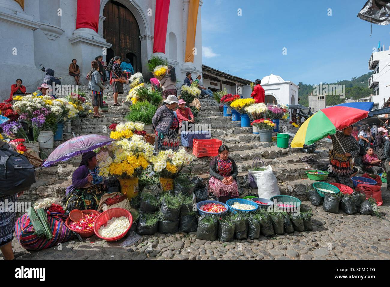 Chichicastenango, Guatemala - 3 juillet 2025 : les gens vendent des fleurs au marché Santo Tomas à Chichicastenango, Guatemala. Banque D'Images