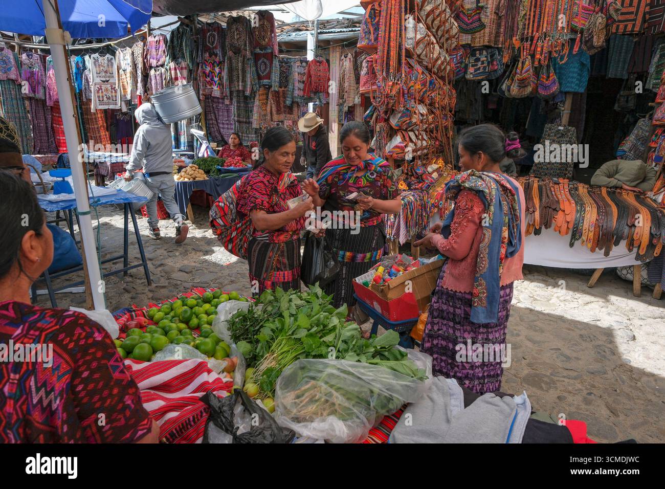 Chichicastenango, Guatemala - 3 juillet 2025 : les gens achètent des légumes au marché Santo Tomas à Chichicastenango, Guatemala. Banque D'Images