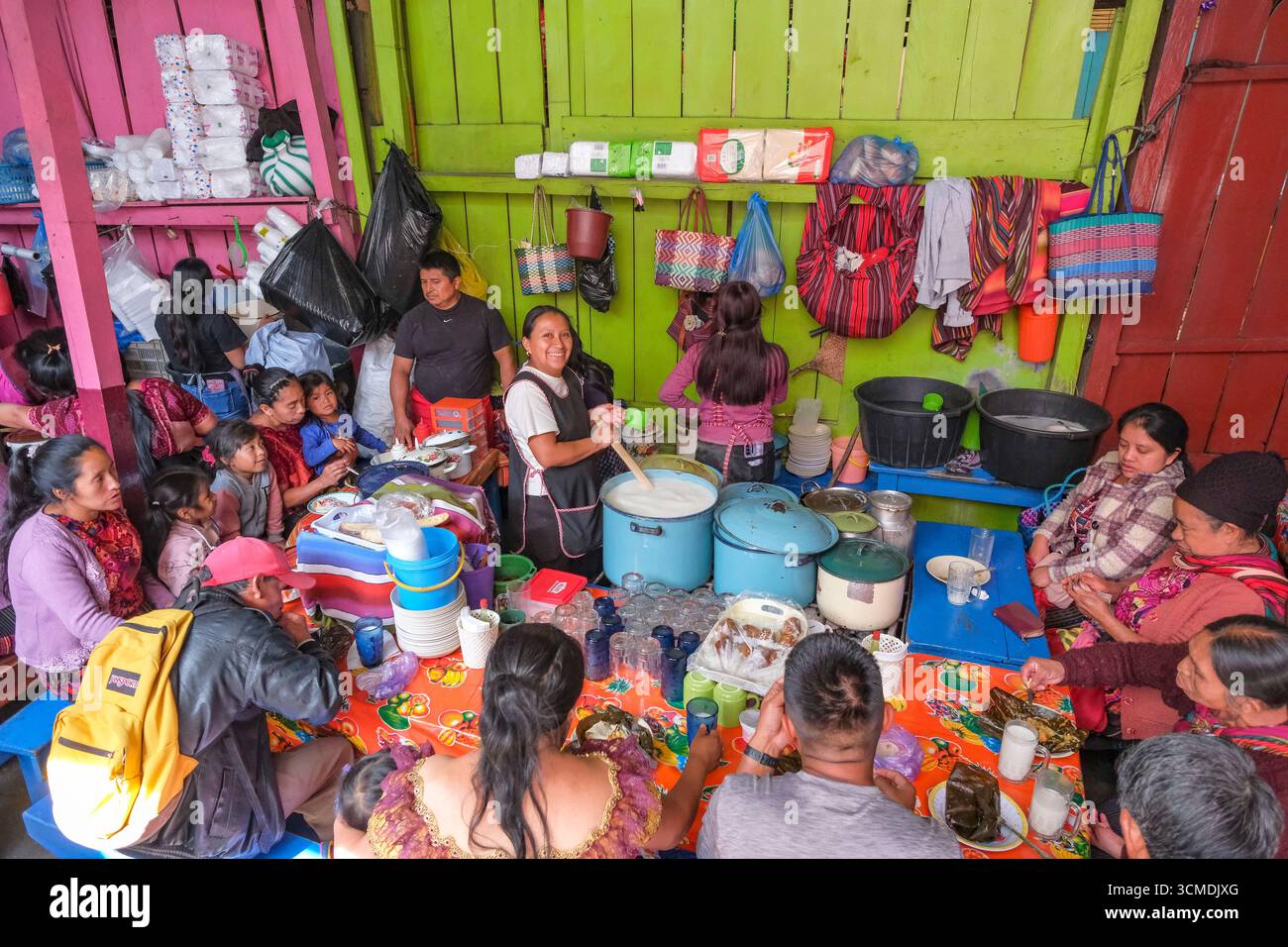 Chichicastenango, Guatemala - 3 juillet 2025 : les gens prennent le petit déjeuner au marché Santo Tomas à Chichicastenango, Guatemala. Banque D'Images