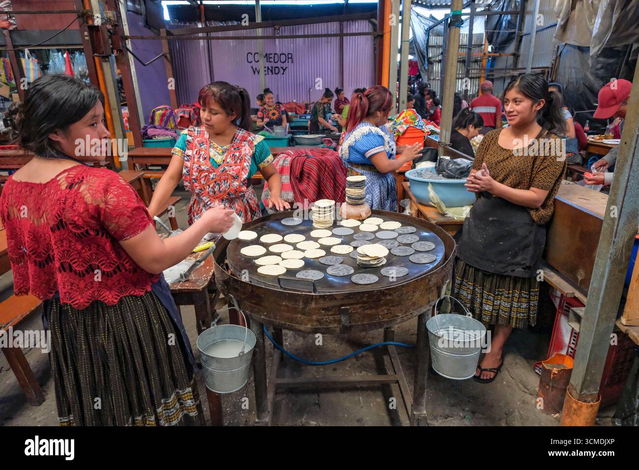 Chichicastenango, Guatemala - 3 juillet 2025 : femmes fabriquant des tortillas au marché Santo Tomas à Chichicastenango, Guatemala. Banque D'Images