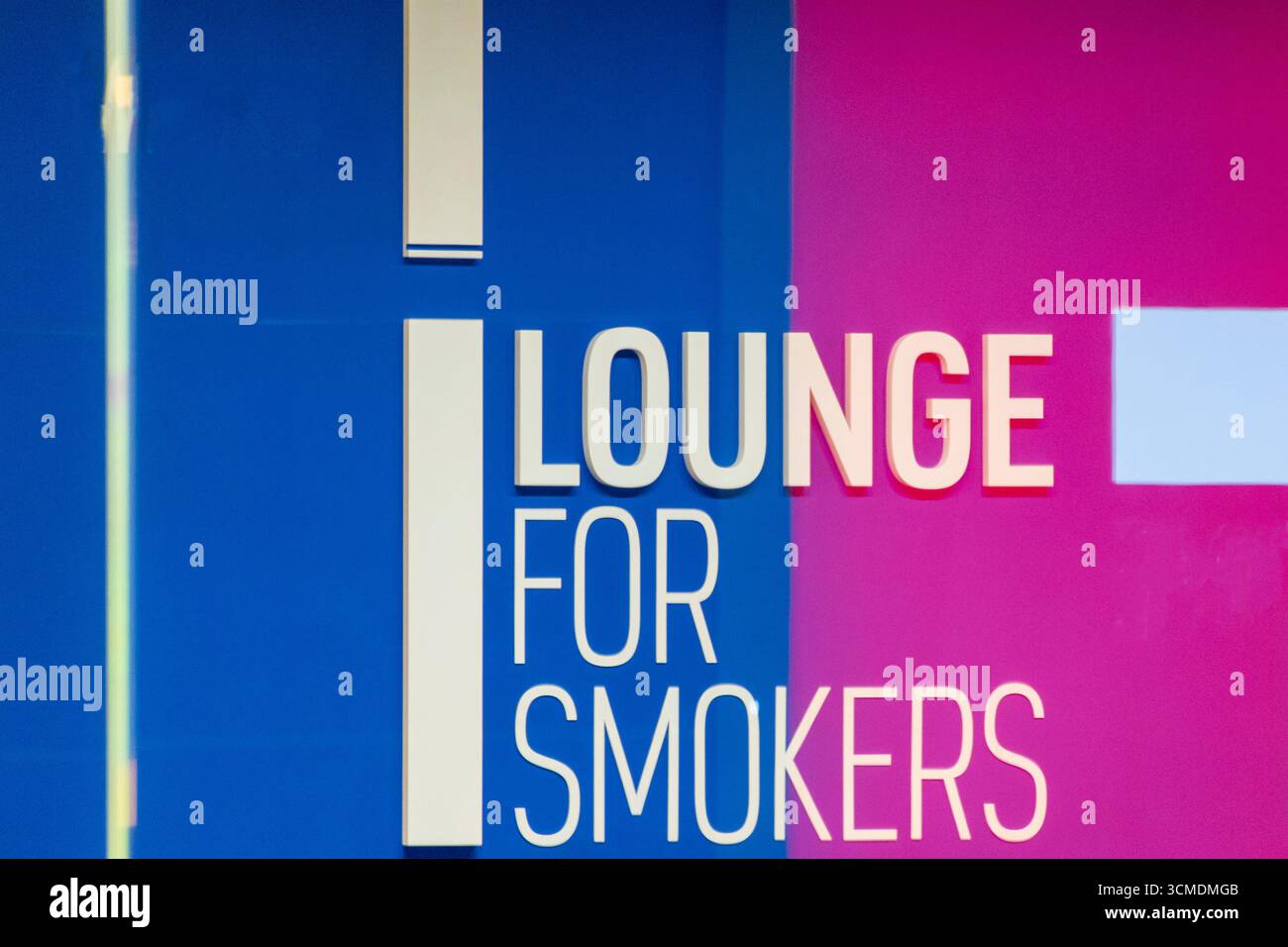 Salon fumeur à l'aéroport international Banque D'Images Salon fumeur à l'aéroport international Banque D'Images