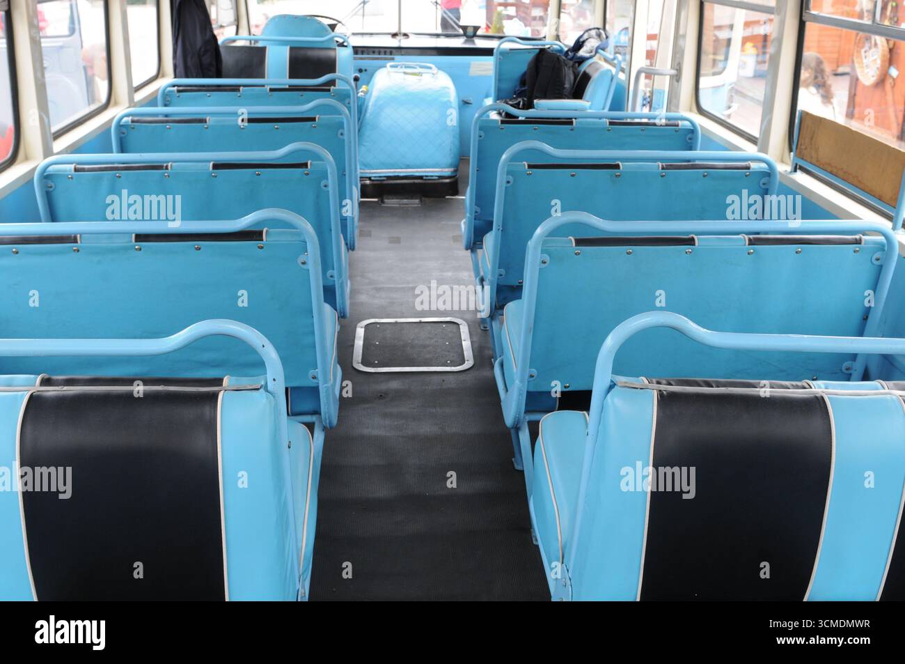 Intérieur passager avec sièges bleus dans le bus Autosan vintage, Sanok, Pologne Banque D'Images