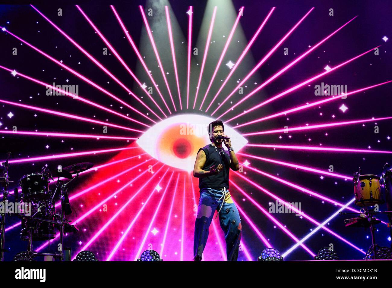Le chanteur, compositeur et producteur colombien Camilo lors d'un concert au nouveau stade Roig Arena de Valence, en Espagne. Banque D'Images