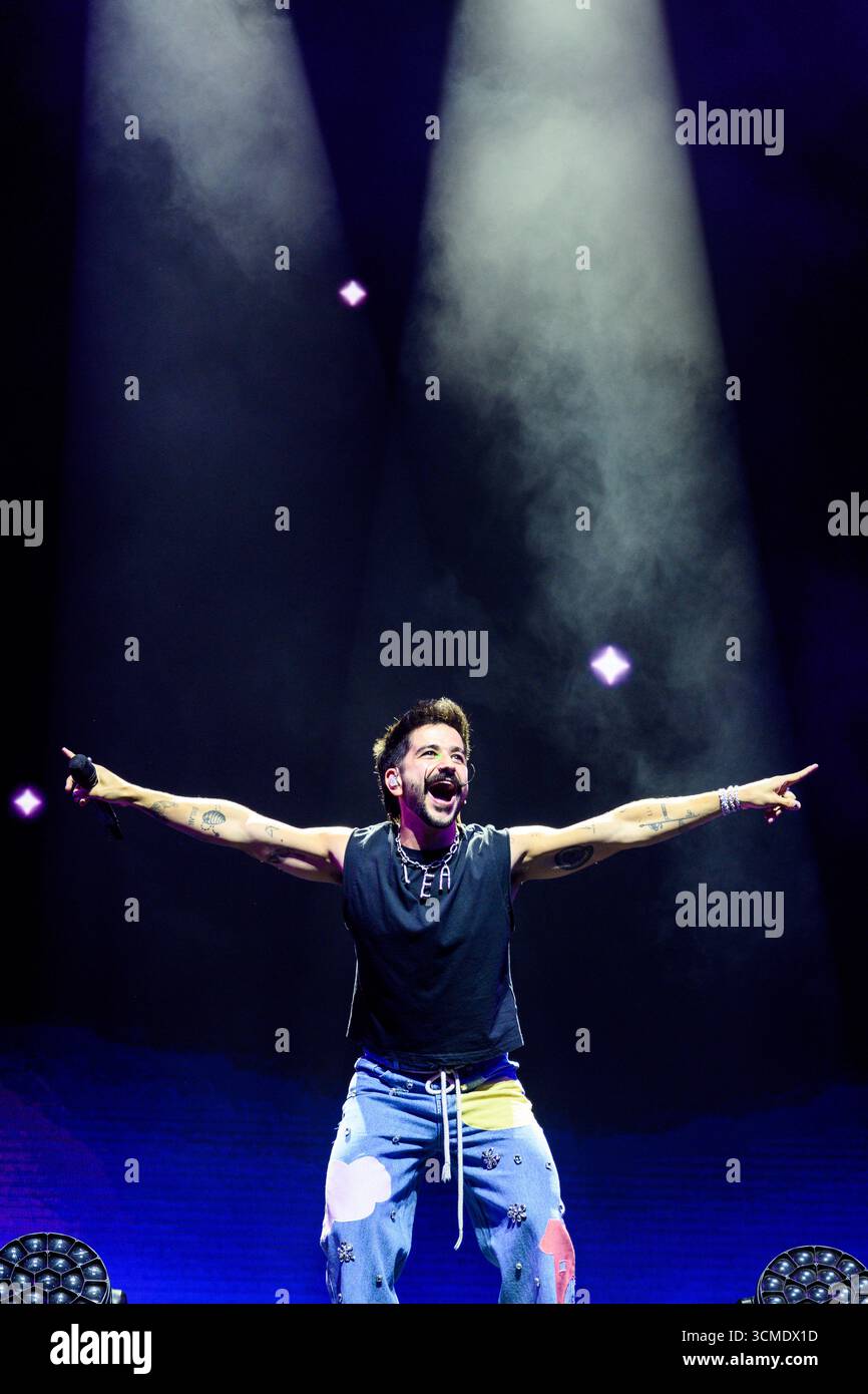 Le chanteur, compositeur et producteur colombien Camilo lors d'un concert au nouveau stade Roig Arena de Valence, en Espagne. Banque D'Images
