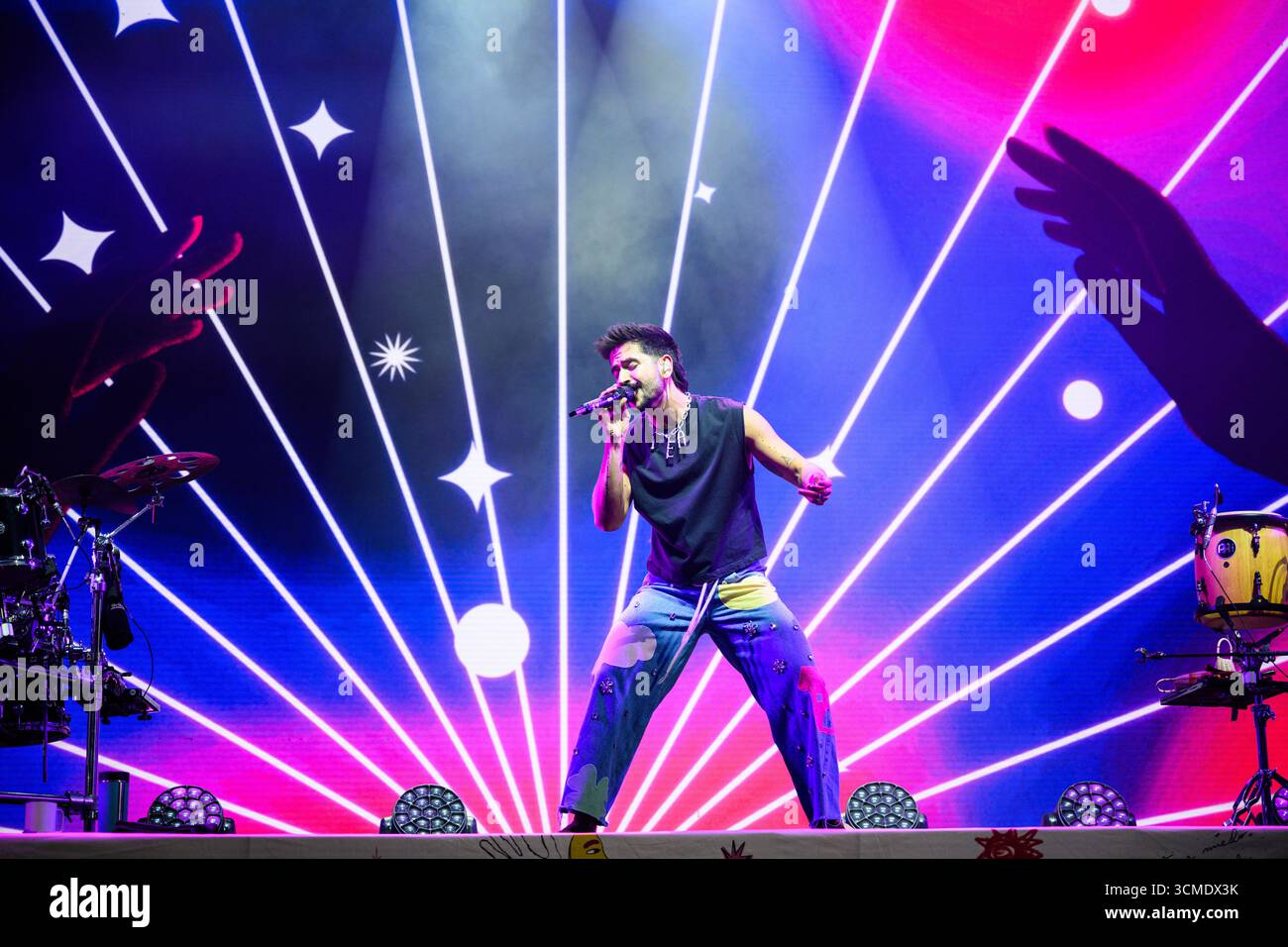 Le chanteur, compositeur et producteur colombien Camilo lors d'un concert au nouveau stade Roig Arena de Valence, en Espagne. Banque D'Images
