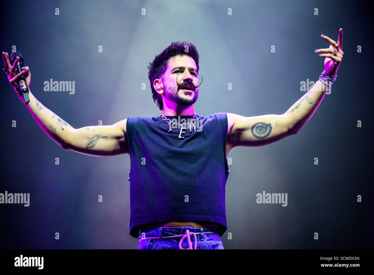 Le chanteur, compositeur et producteur colombien Camilo lors d'un concert au nouveau stade Roig Arena de Valence, en Espagne. Banque D'Images