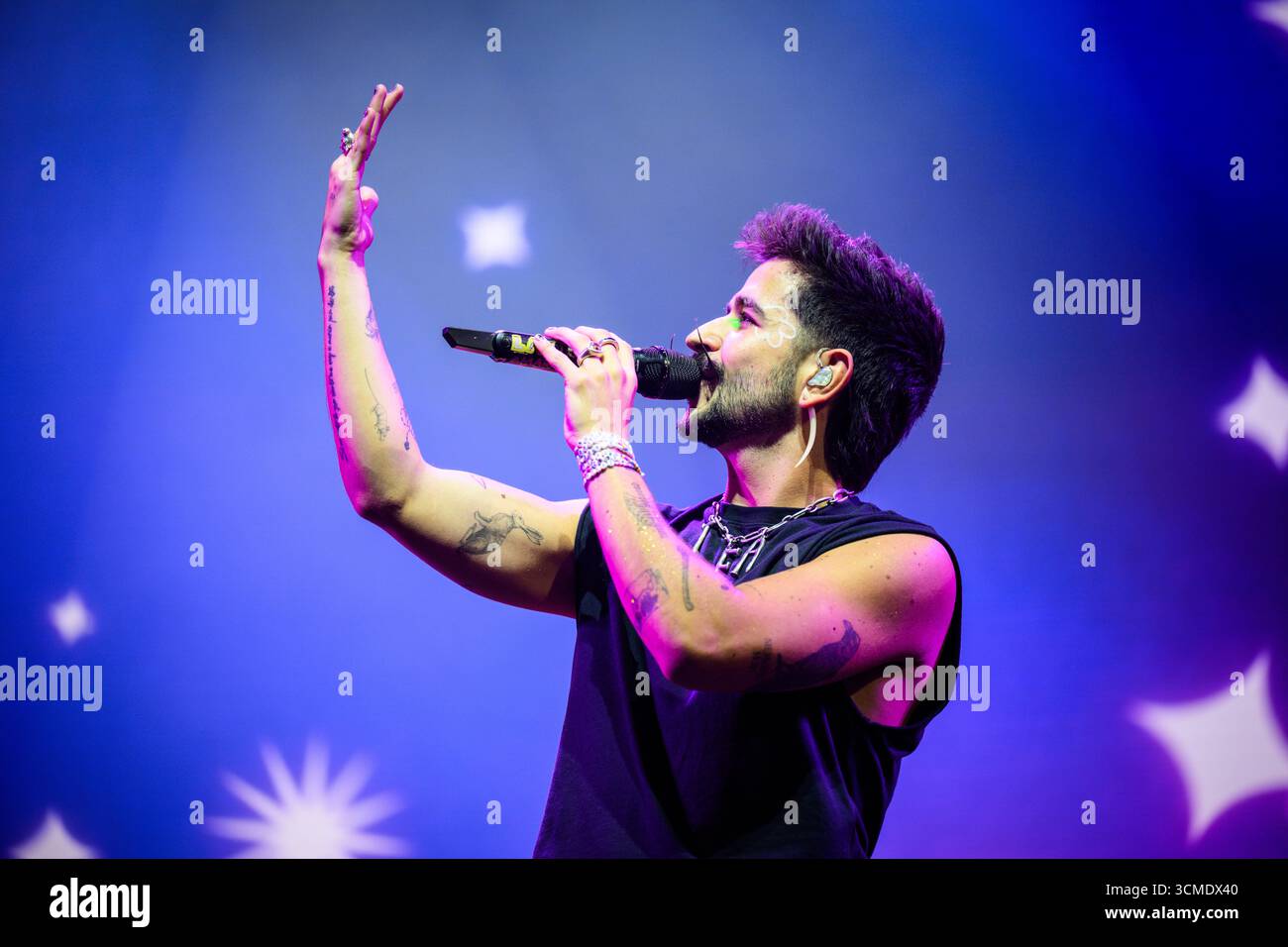 Le chanteur, compositeur et producteur colombien Camilo lors d'un concert au nouveau stade Roig Arena de Valence, en Espagne. Banque D'Images