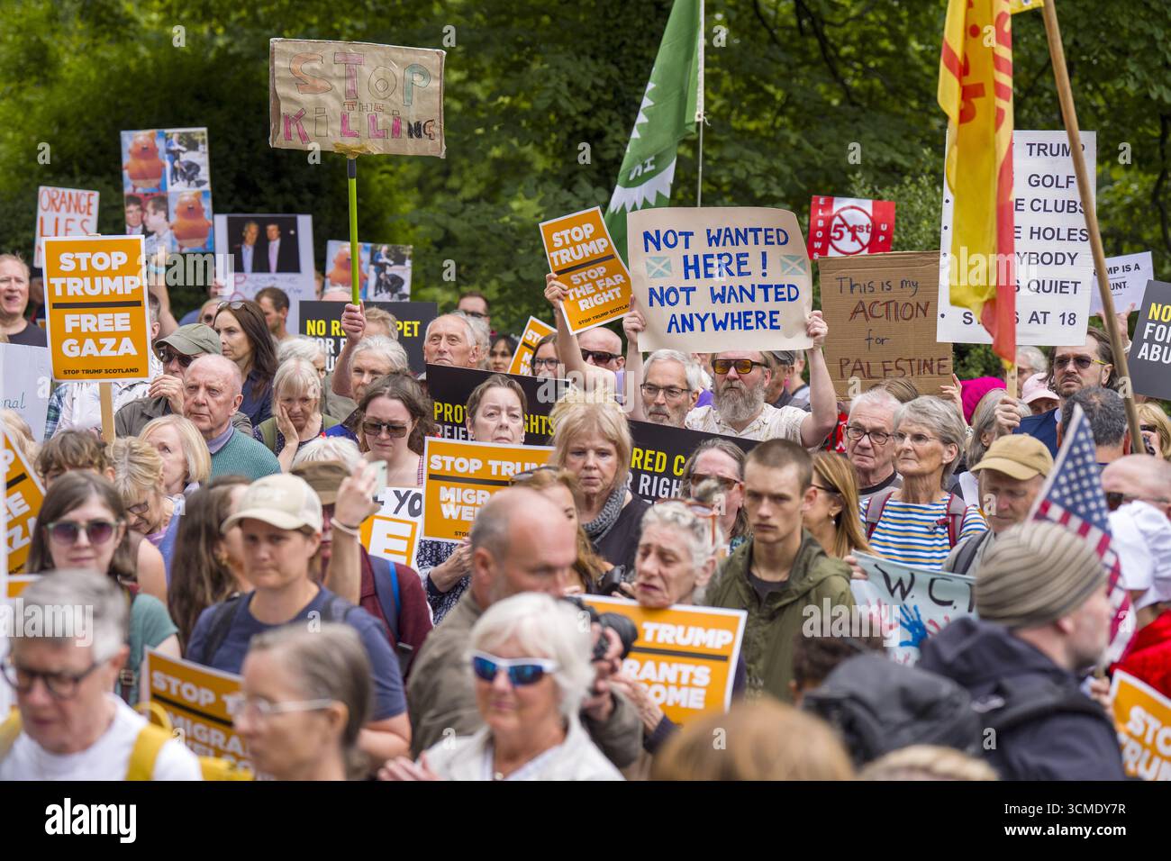 Photo du dossier datée du 16/09/25 d'une manifestation Stop Trump Scotland devant le consulat américain à Édimbourg, lors du voyage privé de cinq jours du président Donald Trump dans le pays. Des milliers de personnes devraient descendre dans les rues à travers le pays pour protester contre la visite d'État de Donald Trump. Le président américain arrivera mardi au Royaume-Uni pour sa deuxième visite d’État, un geste sans précédent pour un dirigeant américain. Date d'émission : mardi 16 septembre 2025. Banque D'Images