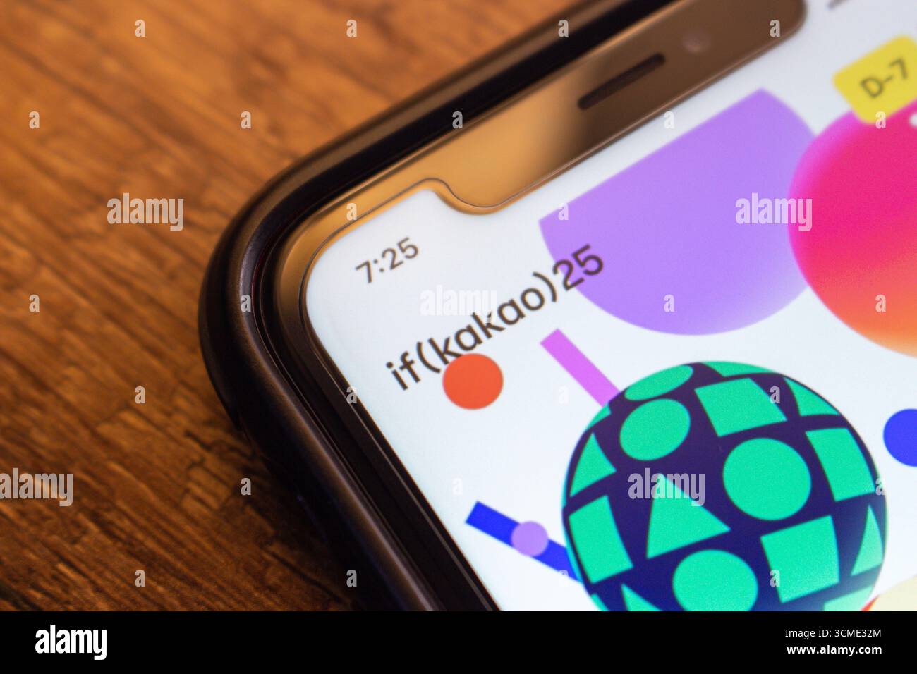 Mexico, MEXIQUE - 15 septembre 2025 : gros plan d'un smartphone affichant le logo de l'événement IF Kakao 2025, présentant un design numérique coloré et une marque technologique Banque D'Images