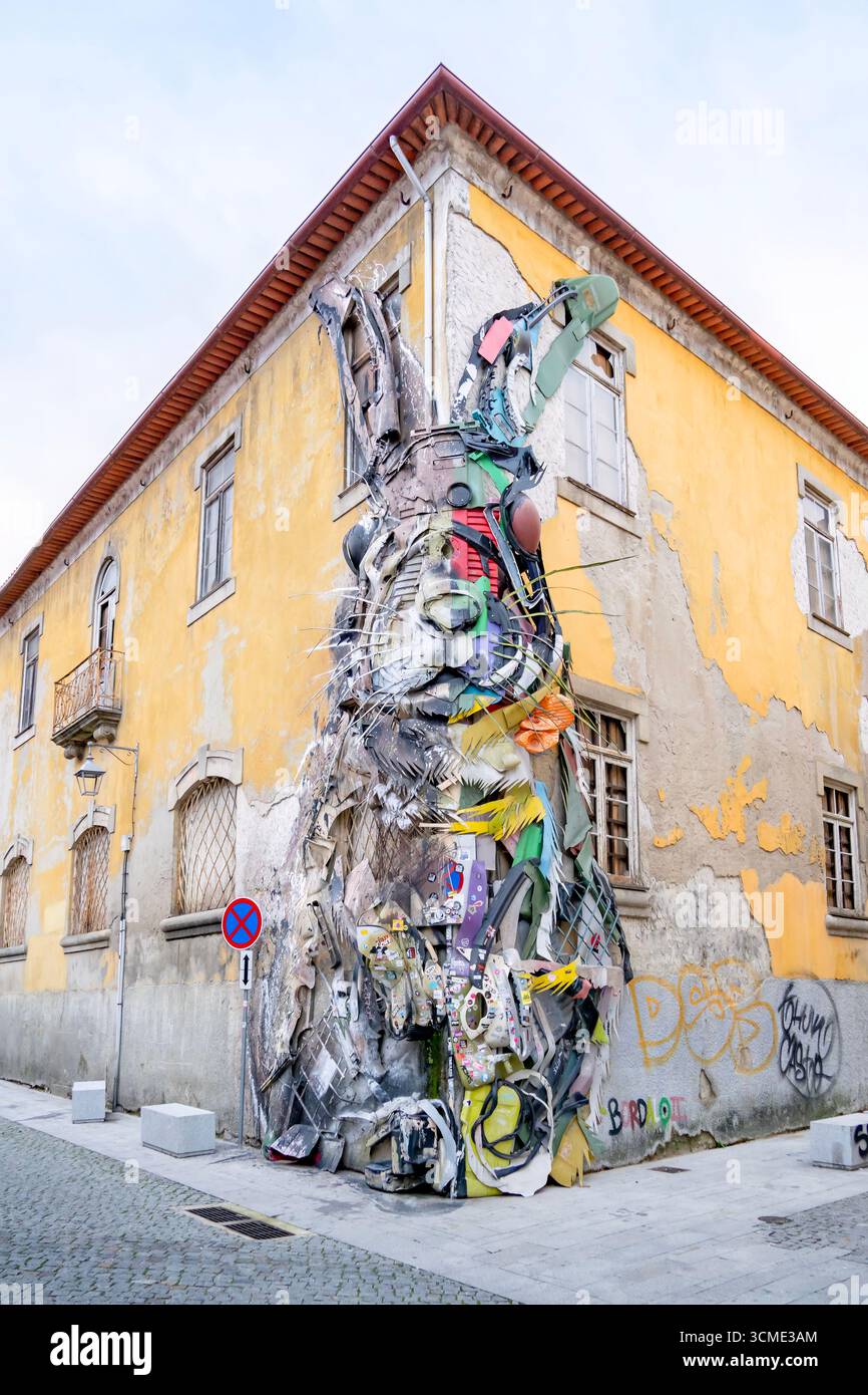 Sculpture Half Rabbit Street Art de Bordalo II à Vila Nova de Gaia Portugal. Installation de matériaux recyclés, Art environnemental, social, culture urbaine Banque D'Images