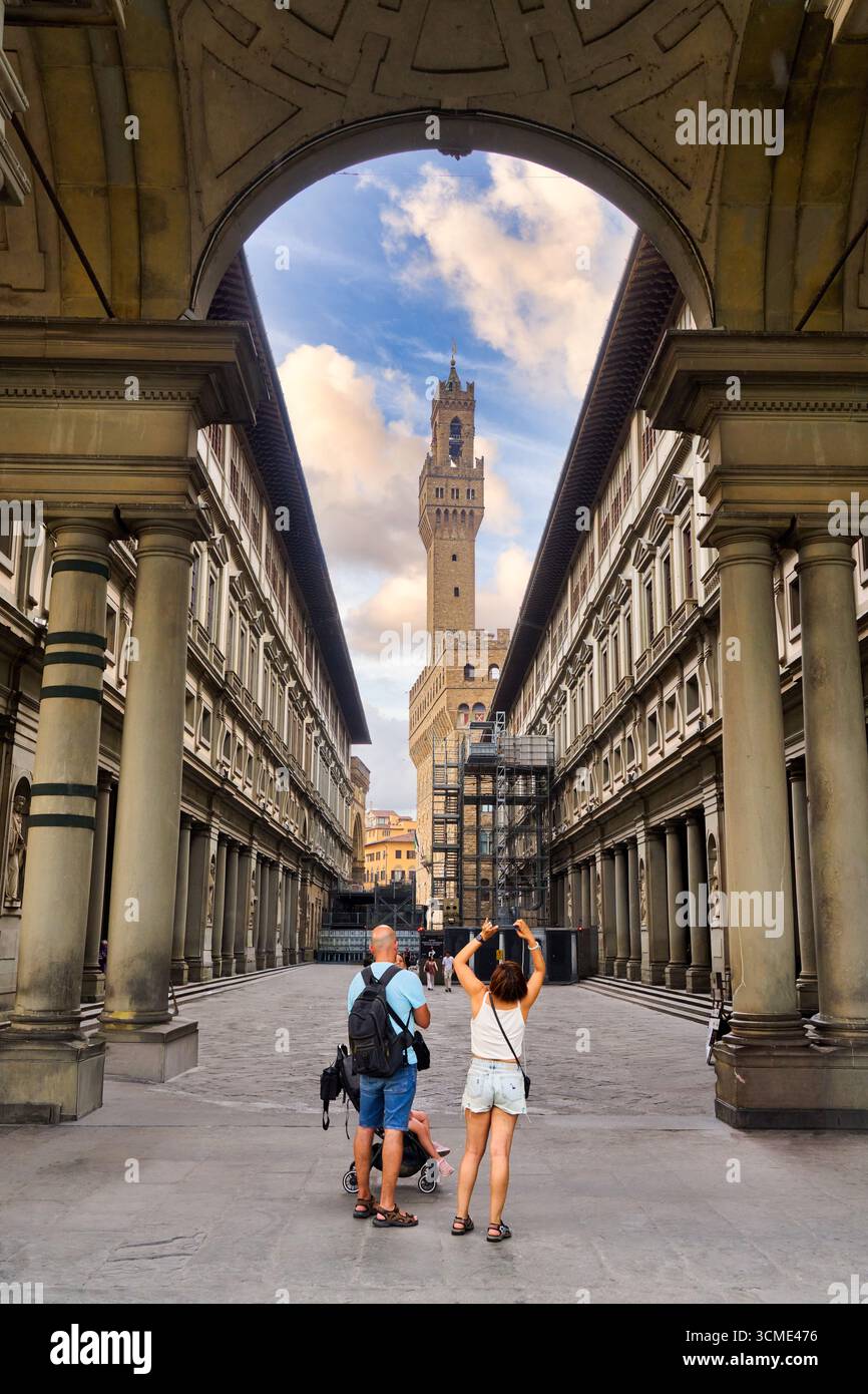 Couple avec enfant visitant la Galerie des Offices, Galeria degli Uffizi, Tour Palazzo Vecchio, Florence, Toscane, Italie Banque D'Images